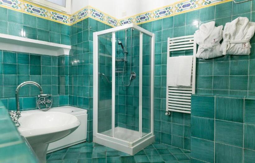 سوییت جونیور با چشمانداز جانبی دریا, Poseidon