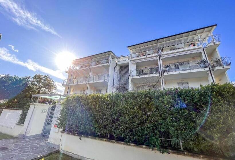 آپارتمان 1 خوابه با چشم‌انداز باغ, Homiday   Residence K2