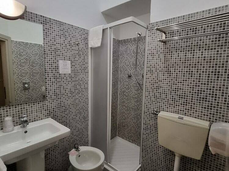 اتاق استاندارد سه نفره, Green Class Hotel Astoria