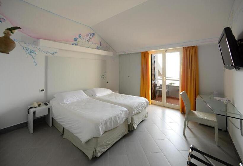 اتاق پرمیوم با چشم‌انداز دریا, Art Hotel Gran Paradiso