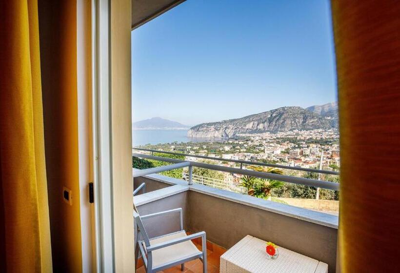 اتاق اساندارد با چشم‌انداز جانبی به دریا, Art Hotel Gran Paradiso