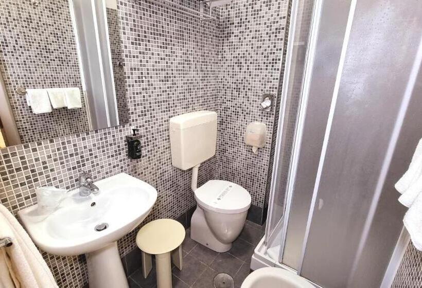 اتاق استاندارد سه نفره, Green Class Hotel Astoria