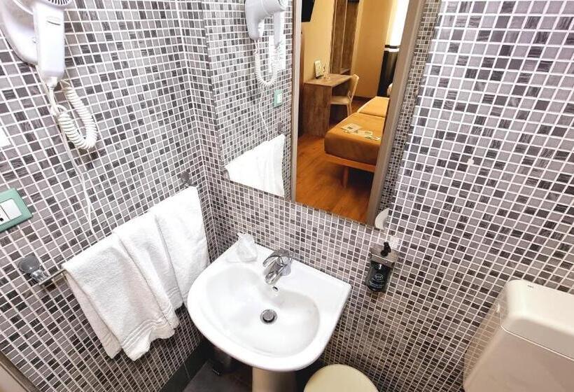 اتاق استاندارد سه نفره, Green Class Hotel Astoria