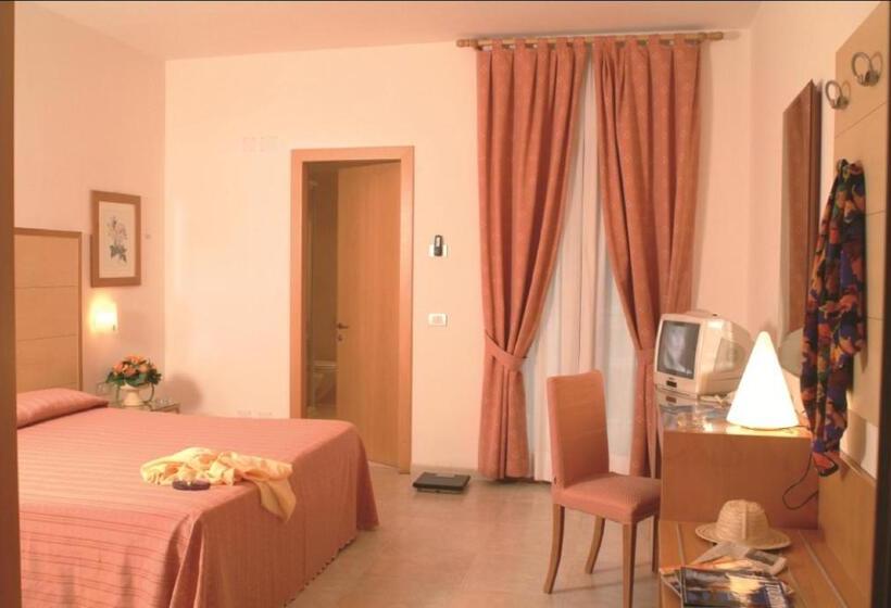 Standard Triple Room, Degli Aranci