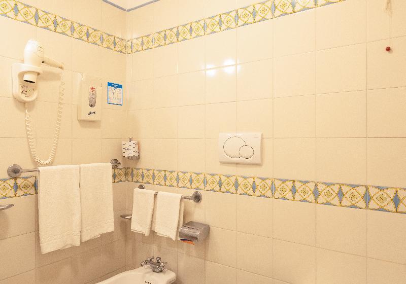 اتاق استاندارد سه نفره, Eliseo Park's