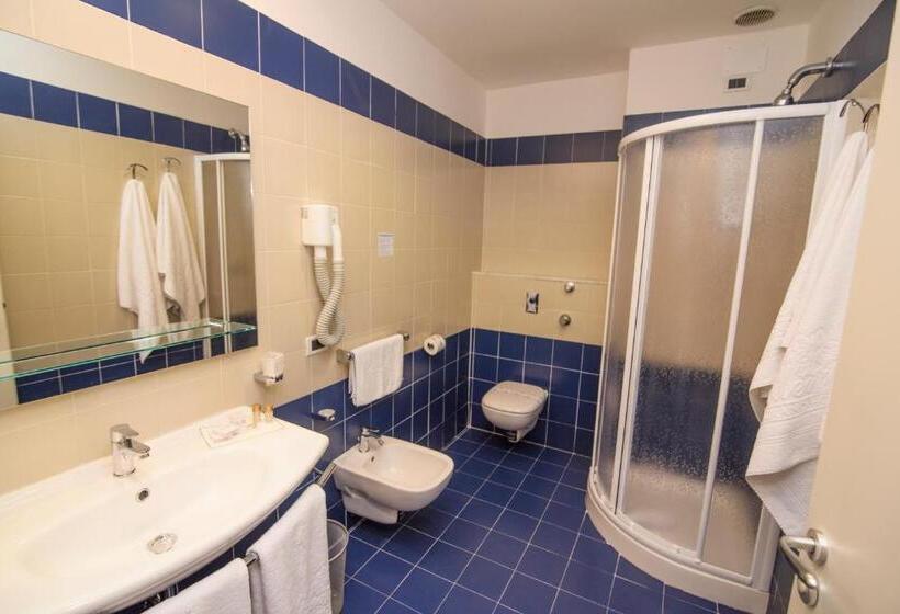 اتاق استاندارد چهار تخته, Grand Hotel President