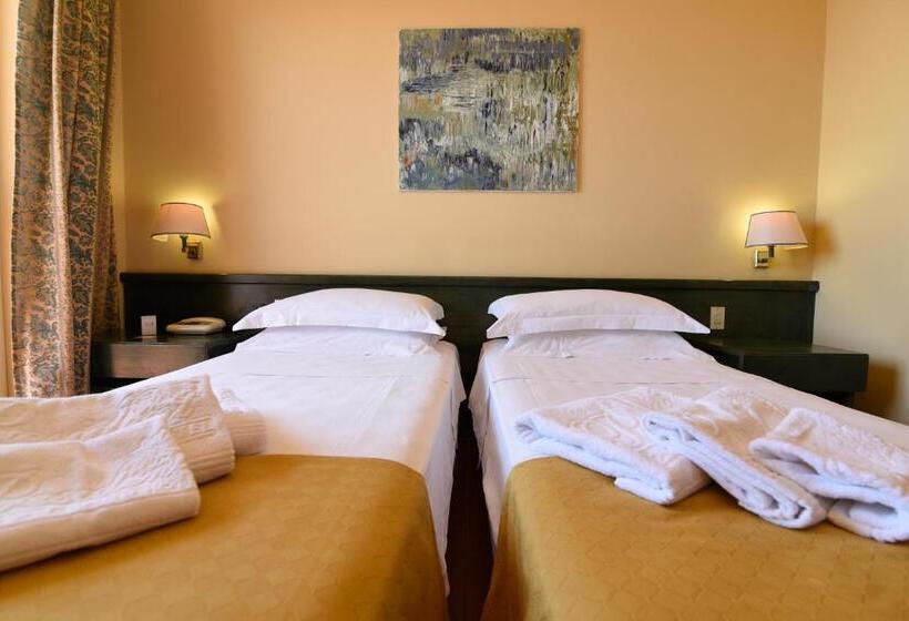 Economy Quadruple Room, Grand Hotel President