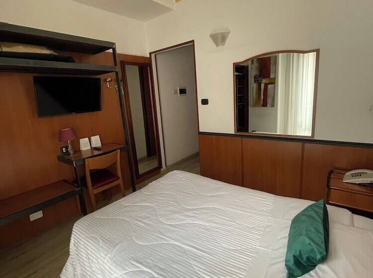 Economy Zimmer Doppelbett, Italia