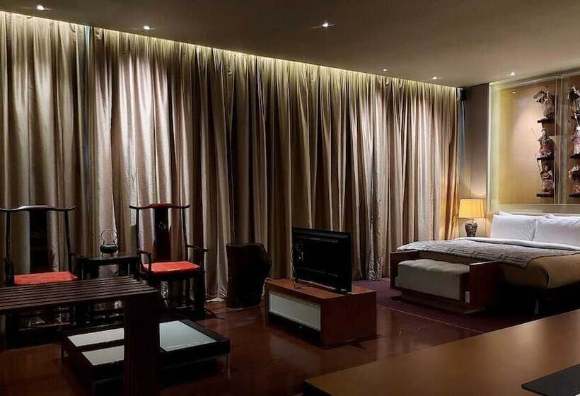 Suite, Kemang Icon