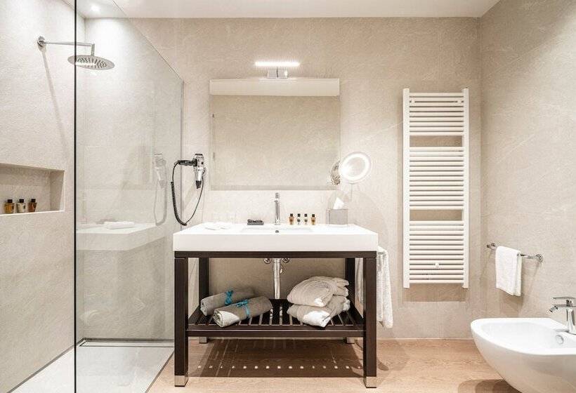اتاق سوپریور, Laurin