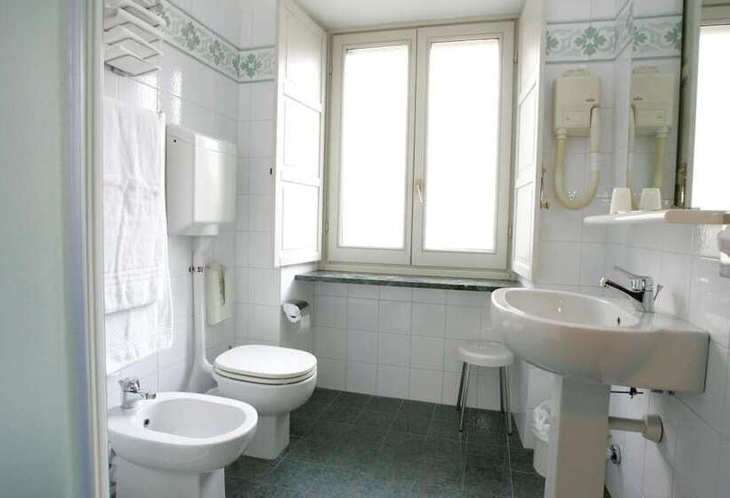 Economy Triple Room, Le Petit