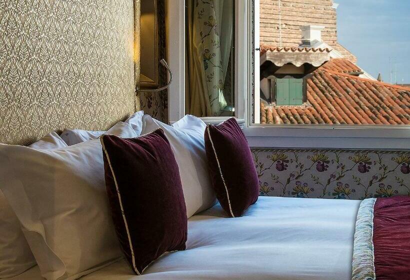 Deluxe Triple Room with Views, Papadopoli Venezia  Mgallery