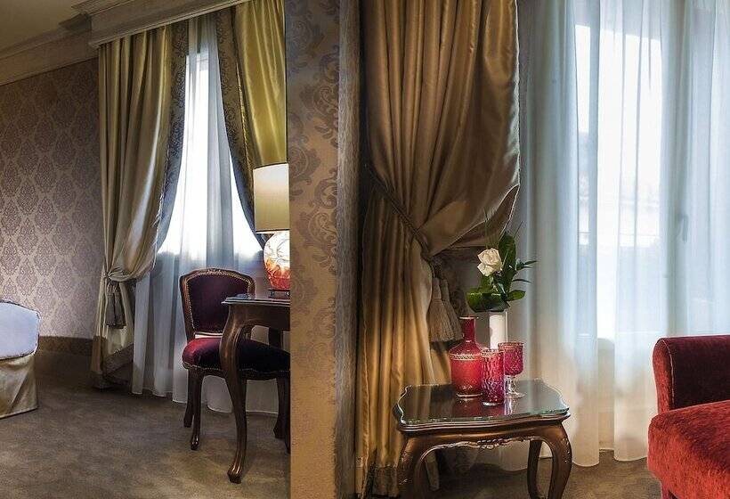 Deluxe Triple Room with Views, Papadopoli Venezia  Mgallery