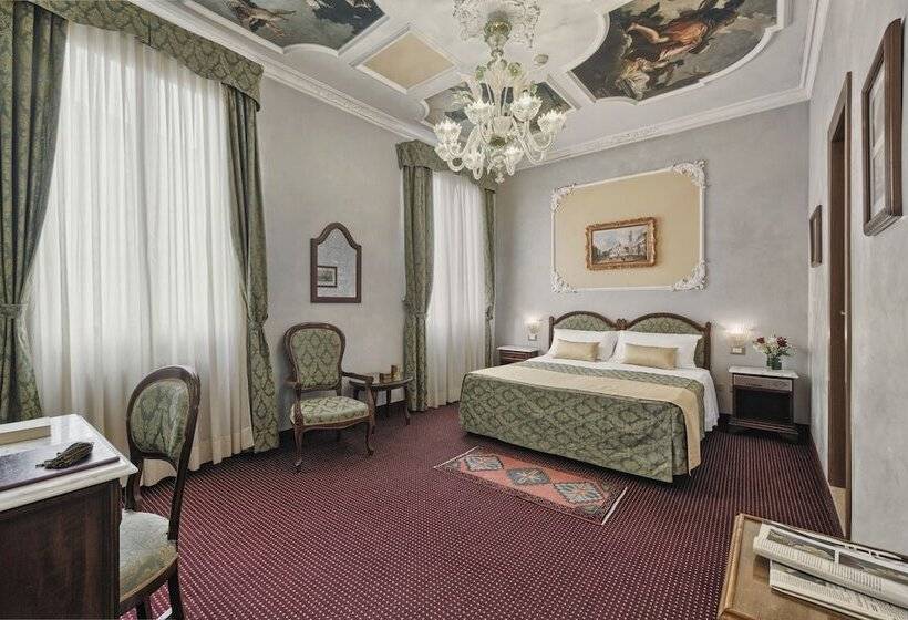 Chambre Supérieure, Pausania