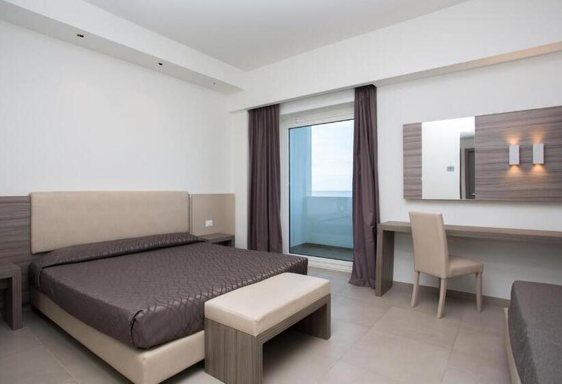 اتاق استاندارد چهار تخته با چشم‌انداز دریا, Village Club Santa Caterina