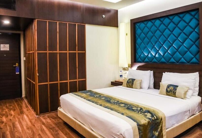 Chambre Club, Clarks Avadh