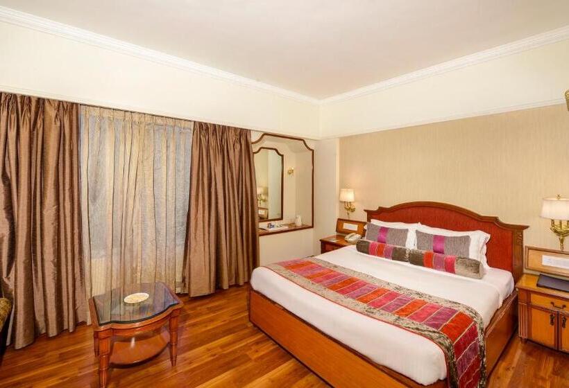 اتاق لوکس با تخت بزرگ, Pride Hotel Pune