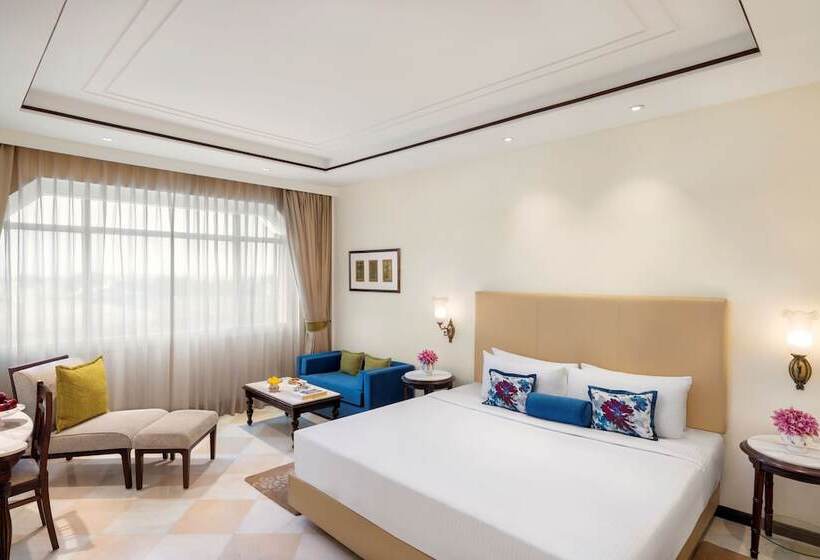 اتاق لوکس با چشم‌انداز استخر, Tajview Agra Ihcl Seleqtions