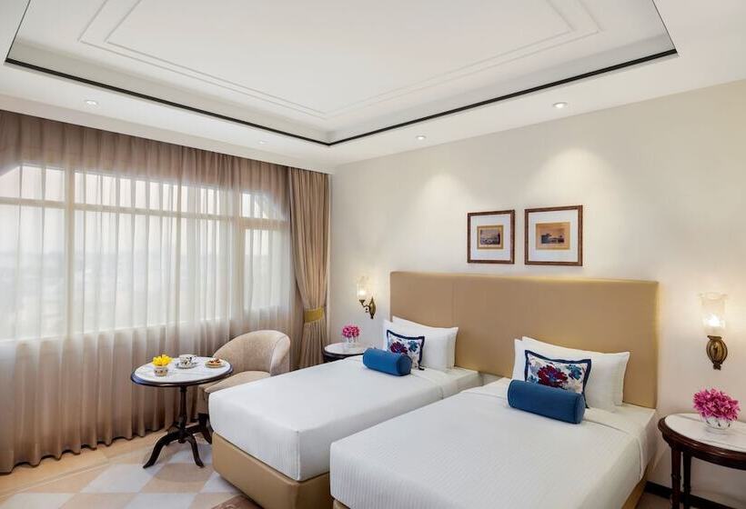 اتاق لوکس با چشم‌انداز استخر, Tajview Agra Ihcl Seleqtions