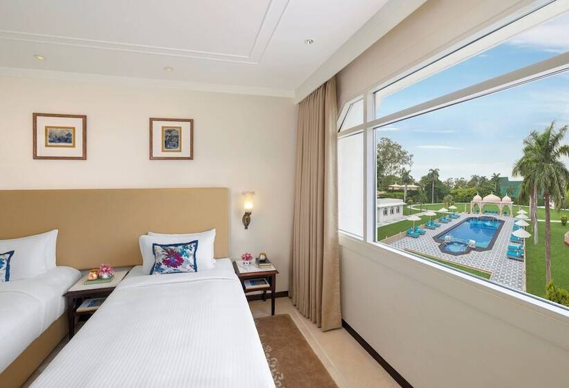 اتاق لوکس با چشم‌انداز استخر, Tajview Agra Ihcl Seleqtions