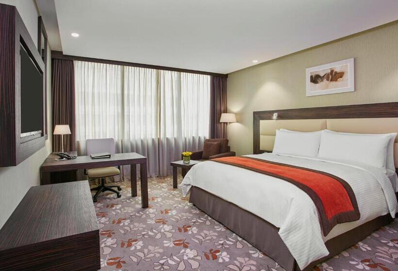 Club Room King Bed, Crowne Plaza Kuwait Al Thuraya City