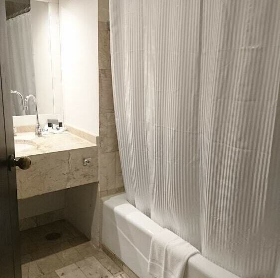 اتاق اجرایی, Grand Hotel Tijuana