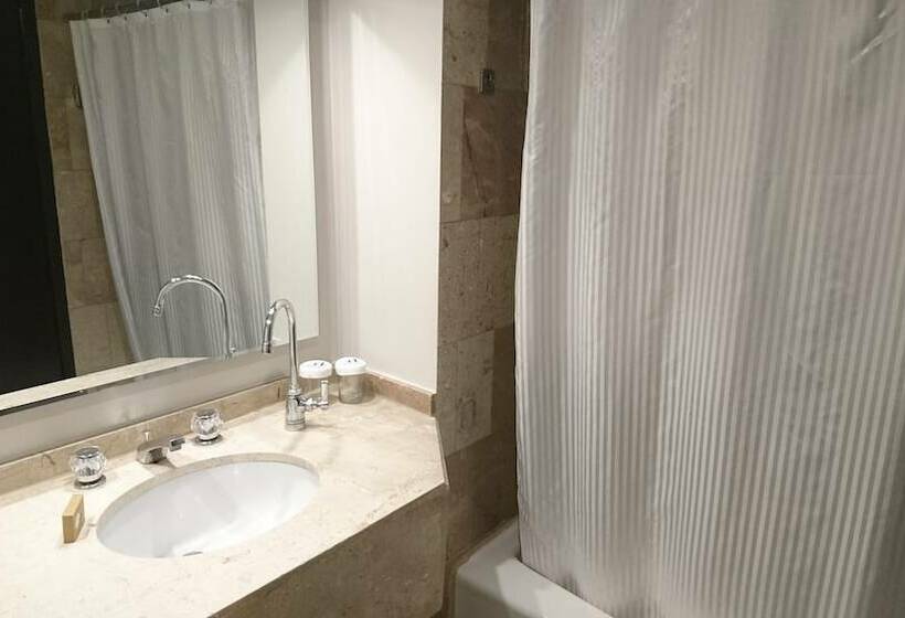 اتاق اجرایی, Grand Hotel Tijuana