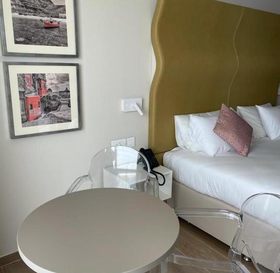 اتاق اساندارد با چشم‌انداز جانبی به دریا, Seaview Hotel   Adults Only 16 Plus
