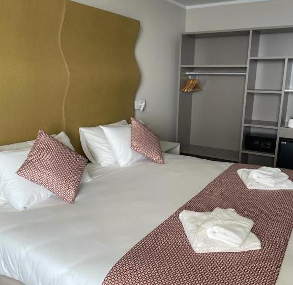 اتاق اساندارد با چشم‌انداز جانبی به دریا, Seaview Hotel   Adults Only 16 Plus