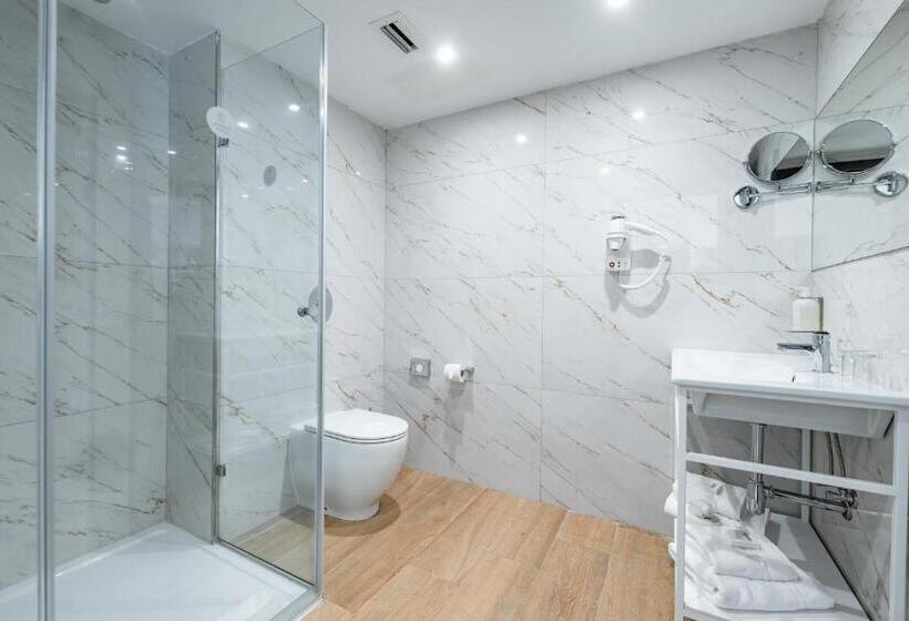 اتاق استاندارد سه نفره, Seaview Hotel   Adults Only 16 Plus