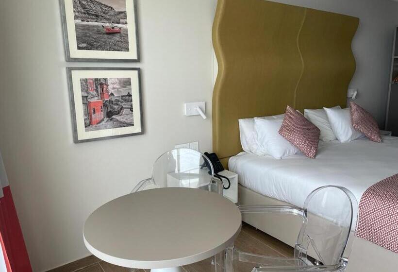 اتاق اساندارد با چشم‌انداز جانبی به دریا, Seaview Hotel   Adults Only 16 Plus