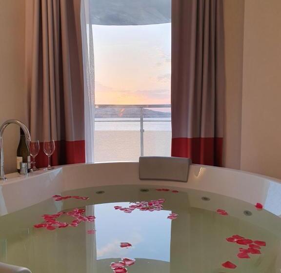 Suite with Hot Tub, Seaview   Adults Only 16 Plus