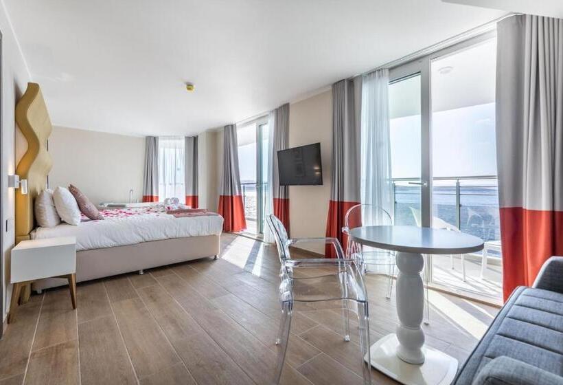 سوئیت با وان آب گرم, Seaview Hotel   Adults Only 16 Plus
