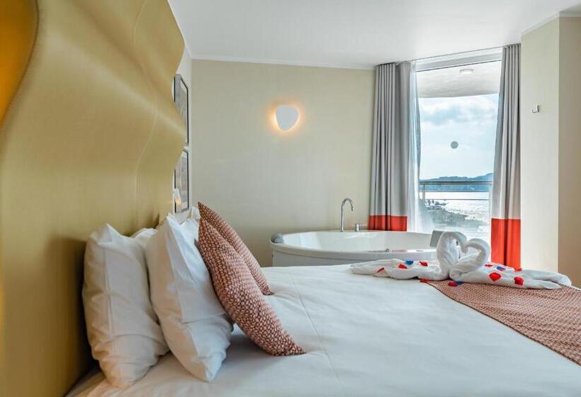 سوئیت با وان آب گرم, Seaview Hotel   Adults Only 16 Plus