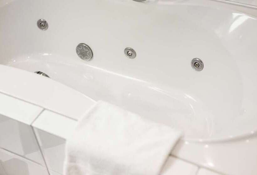 جناح جونيور, Golden Tulip Hotel Central
