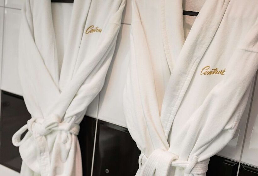 جناح جونيور, Golden Tulip Hotel Central