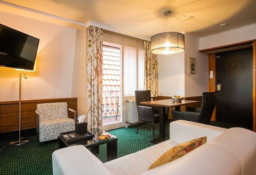 جناح جونيور, Golden Tulip Hotel Central