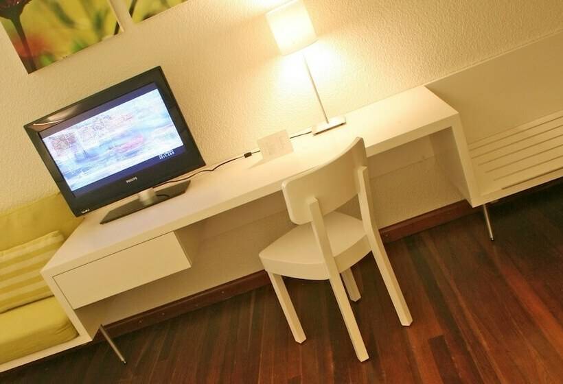 اتاق لوکس با چشم‌انداز, Holland House Beach