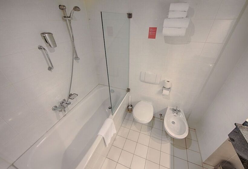 Четырехместный Номер Стандарт, Leonardo Hotel Utrecht City Center