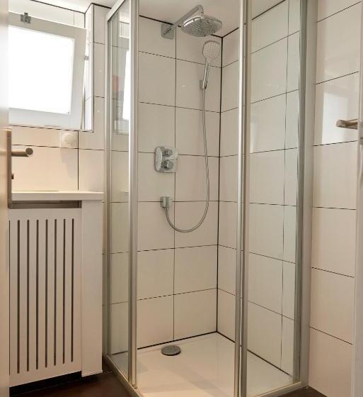 اتاق یک نفره پایه با سرویس بهداشتی مشترک, The Townhouse
