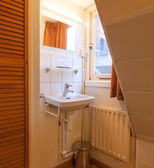 اتاق یک نفره پایه با سرویس بهداشتی مشترک, The Townhouse