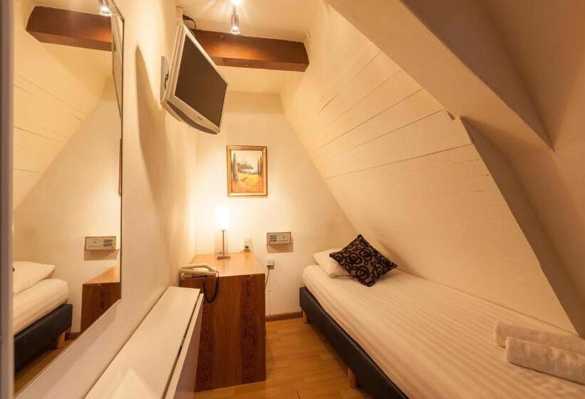 اتاق یک نفره پایه با سرویس بهداشتی مشترک, The Townhouse