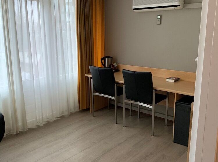 Standard Quadruple Room, City Hotel Bergen Op Zoom