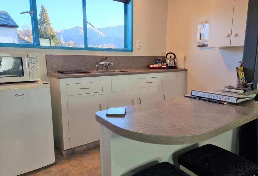 استودیوی استاندارد, Alpine Motel