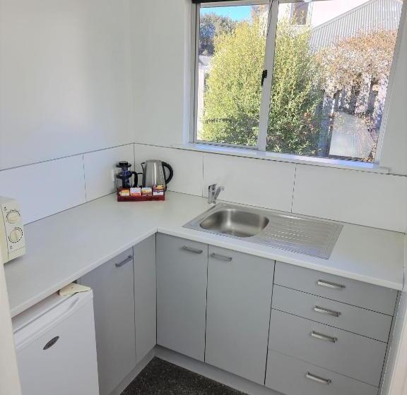 استودیوی لوکس, Alpine Motel