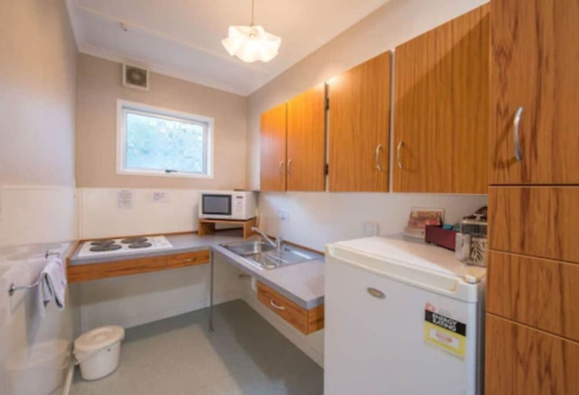 استودیوی استاندارد, Amber Court Motel