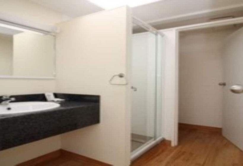 اتاق استاندارد چهار تخته, Aztec Motel