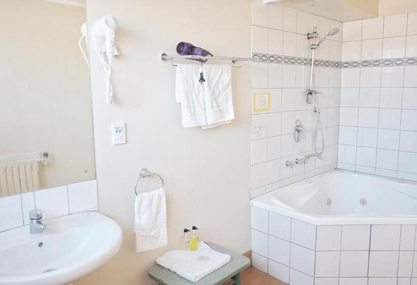 استودیوی استاندارد, Gateway International Motel