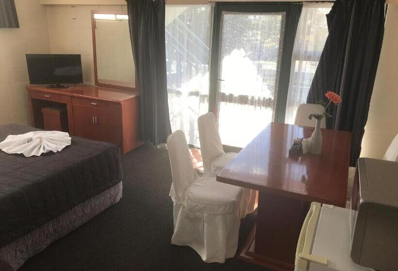 اتاق خانوادگی, Gateway International Motel