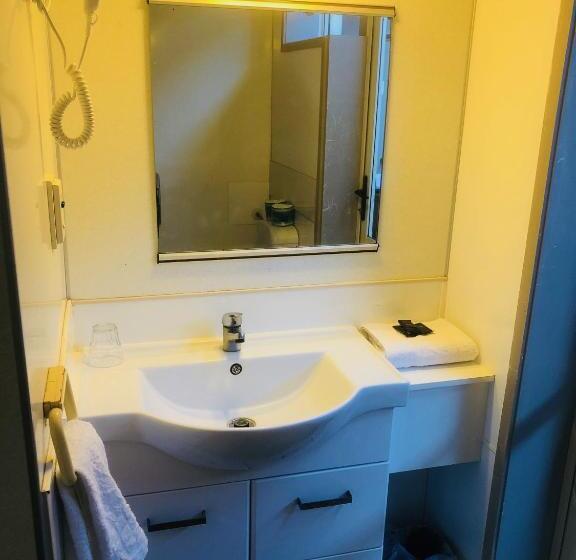 استودیوی استاندارد, Gateway International Motel